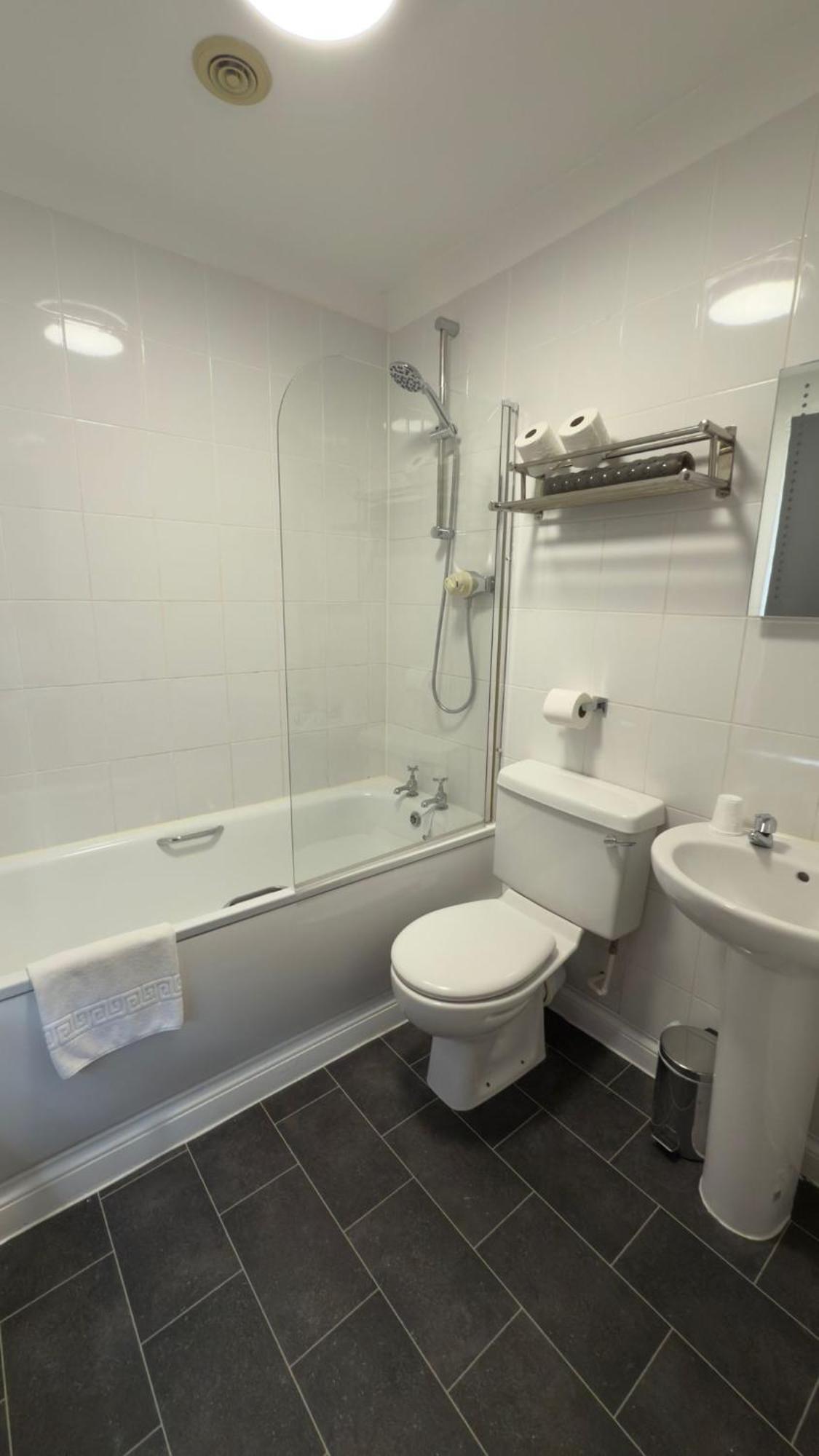 The Terrace Lodge Hotel Yeovil Bagian luar foto