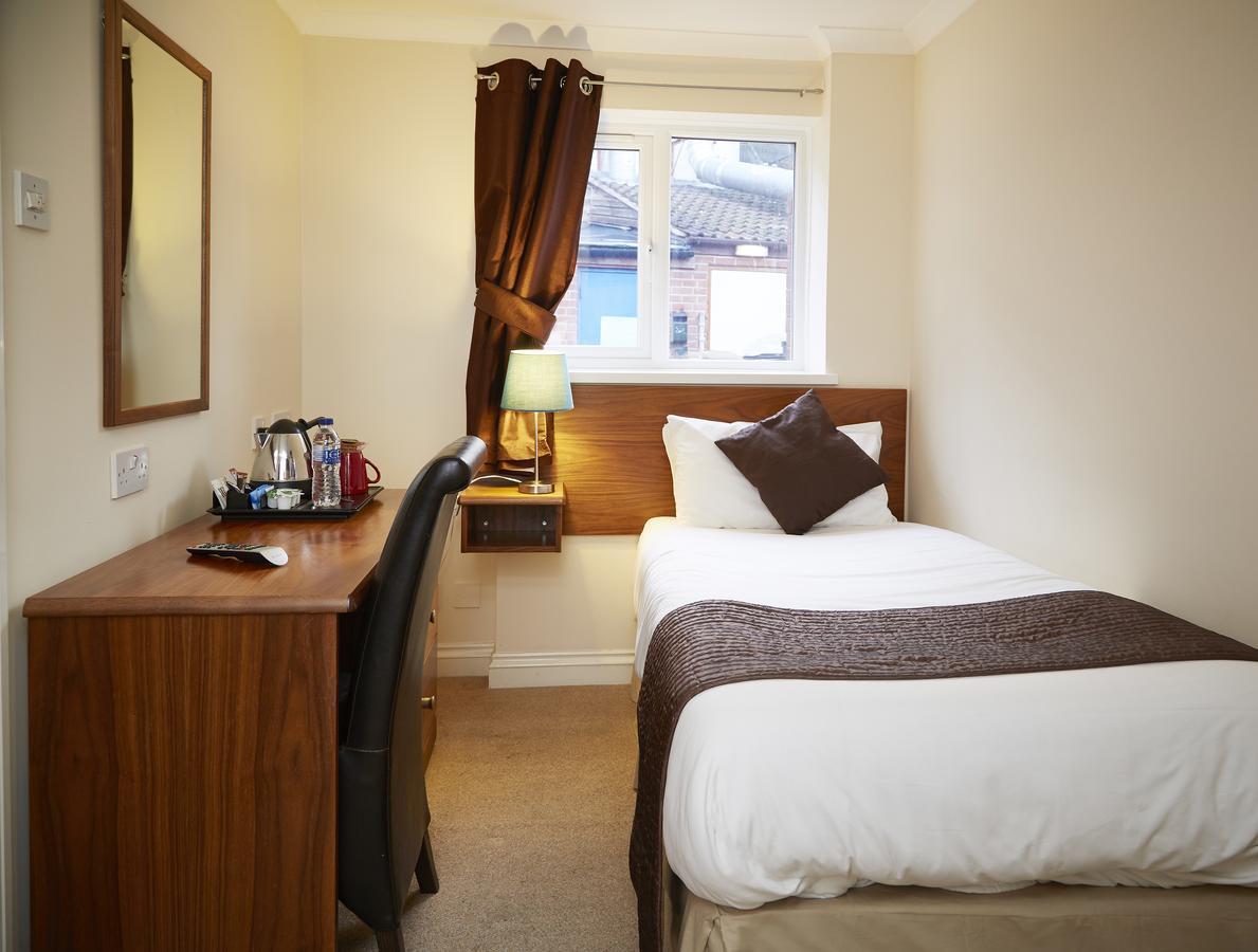 The Terrace Lodge Hotel Yeovil Bagian luar foto