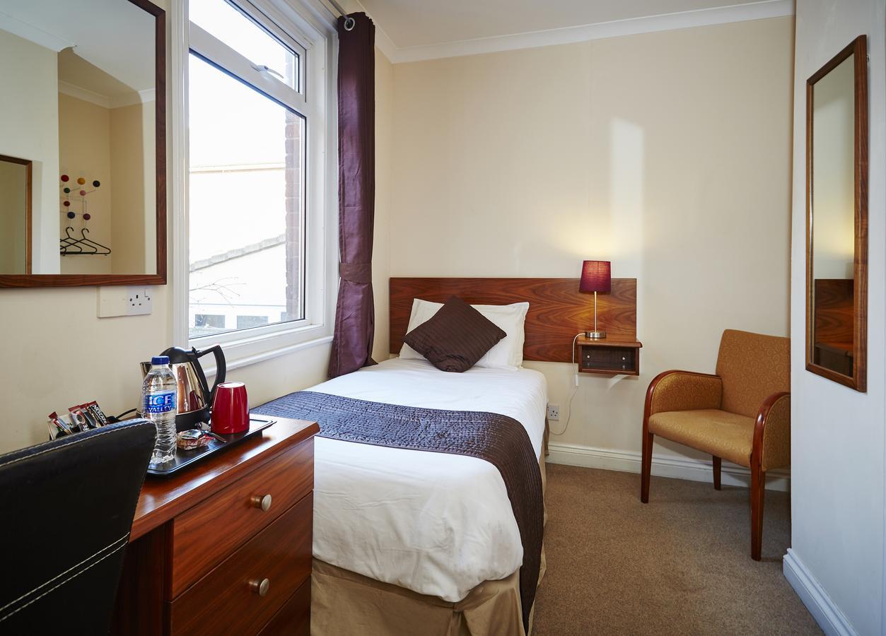 The Terrace Lodge Hotel Yeovil Bagian luar foto