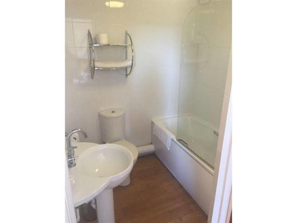 The Terrace Lodge Hotel Yeovil Bagian luar foto